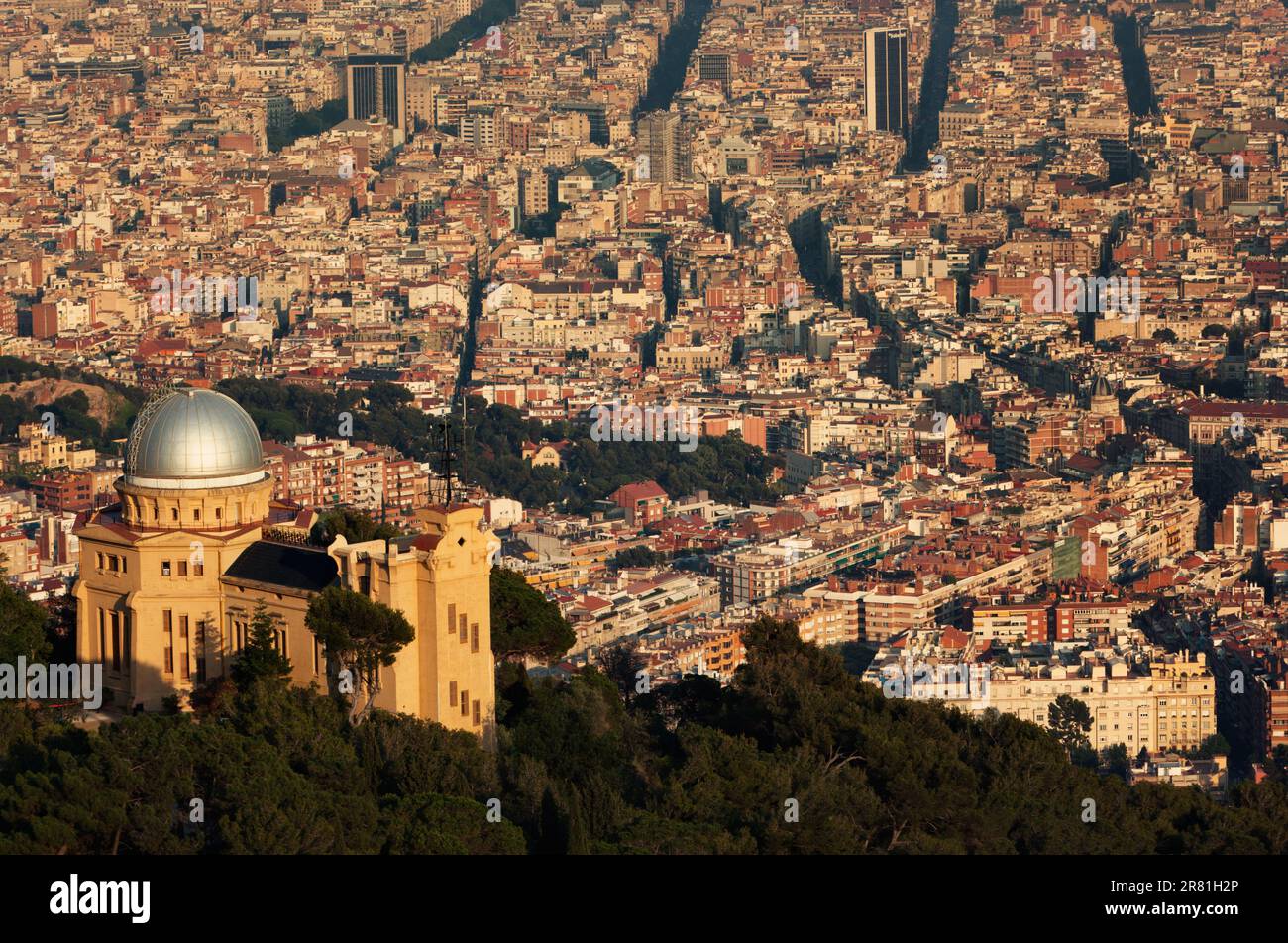 Vue panoramique de Barcelone depuis Tibidabo avec l'observatoire de Fabra Banque D'Images