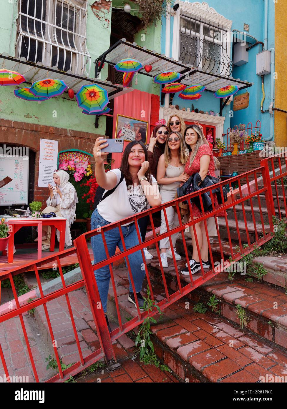 Un groupe de femmes prend une photo selfie dans un café du quartier historique et coloré de Balat dans le quartier Fatih d'Istanbul, en Turquie Banque D'Images