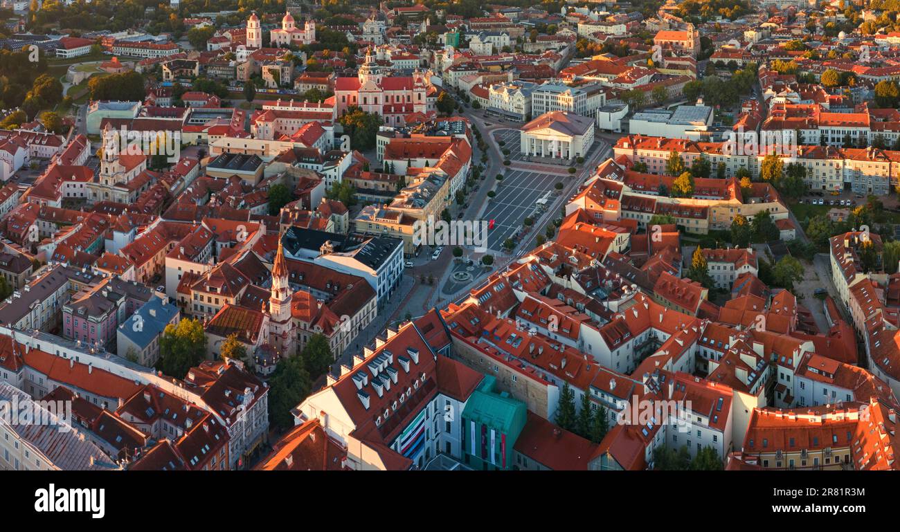 Panorama de la vieille ville de Vilnius - place de l'hôtel de ville Banque D'Images