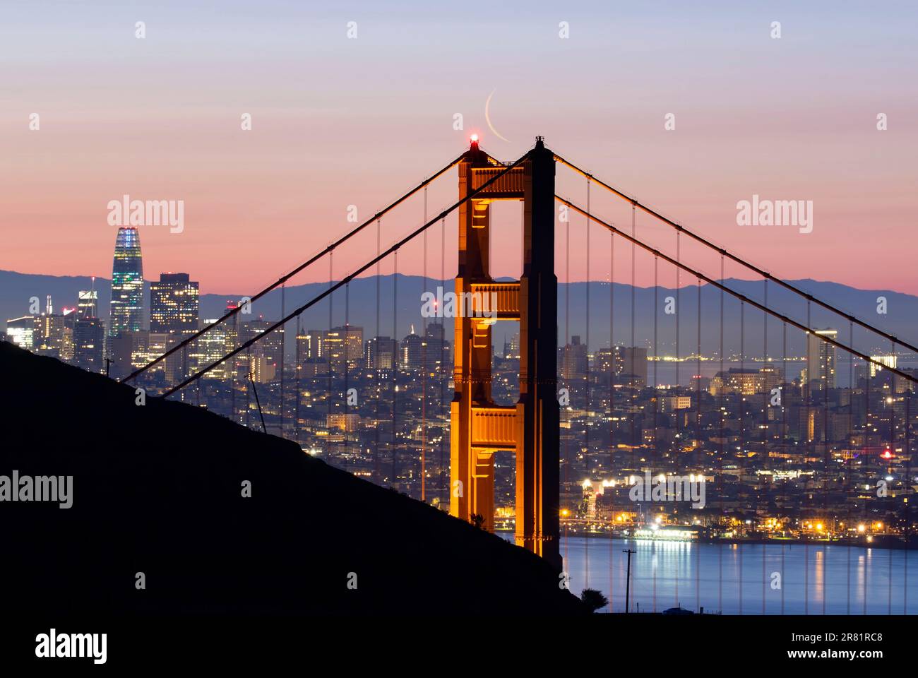 Une vue nocturne à couper le souffle sur le légendaire Golden Gate Bridge de San Francisco, en Californie, au lever du lune Banque D'Images