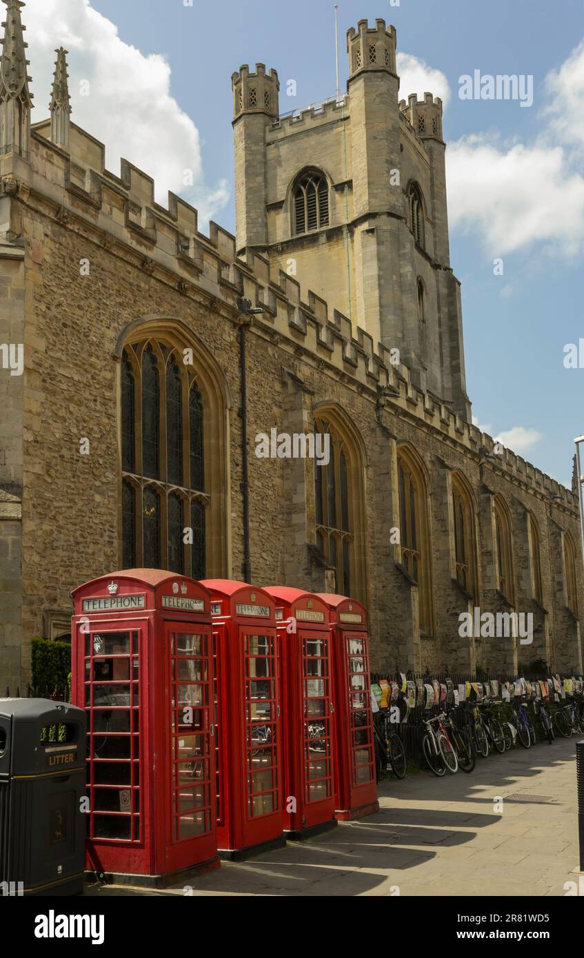 Un groupe de téléphones Red British et une rangée de vélos dans la ville universitaire de Cambridge, en Angleterre, au Royaume-Uni Banque D'Images