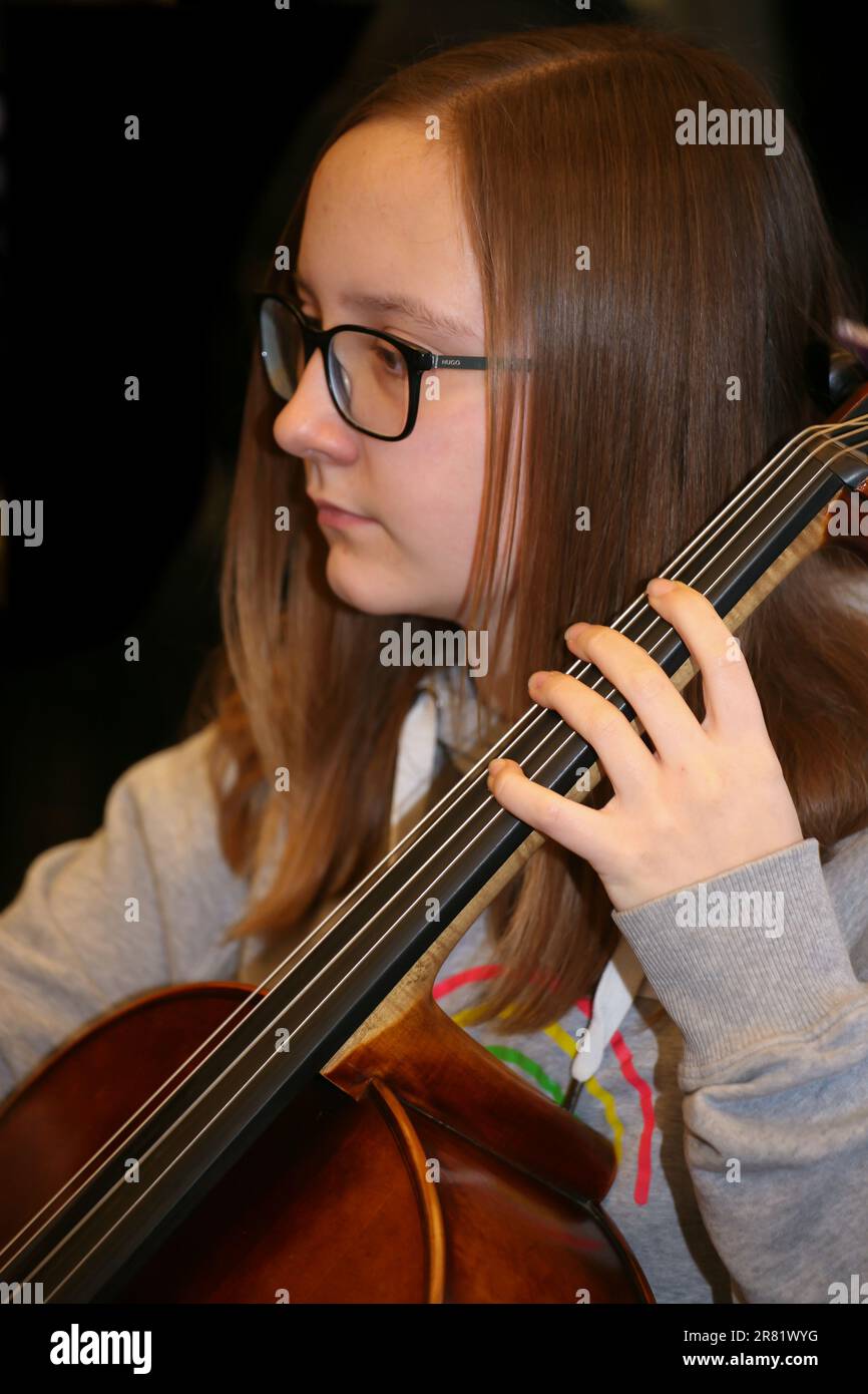 Jeune étudiant en musique jouant le violoncelle avec COMA (musique contemporaine pour tous) orchestre de Sussex à Brighton, Hove et Sussex Sixième Form College, 2022 Banque D'Images