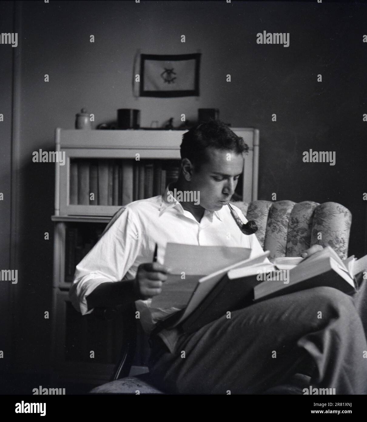 Étudiant 1949 1950 étudiant étudiant en lecture dans un dortoir avec un Pipe Syracuse University New York NY vintage B&W Banque D'Images