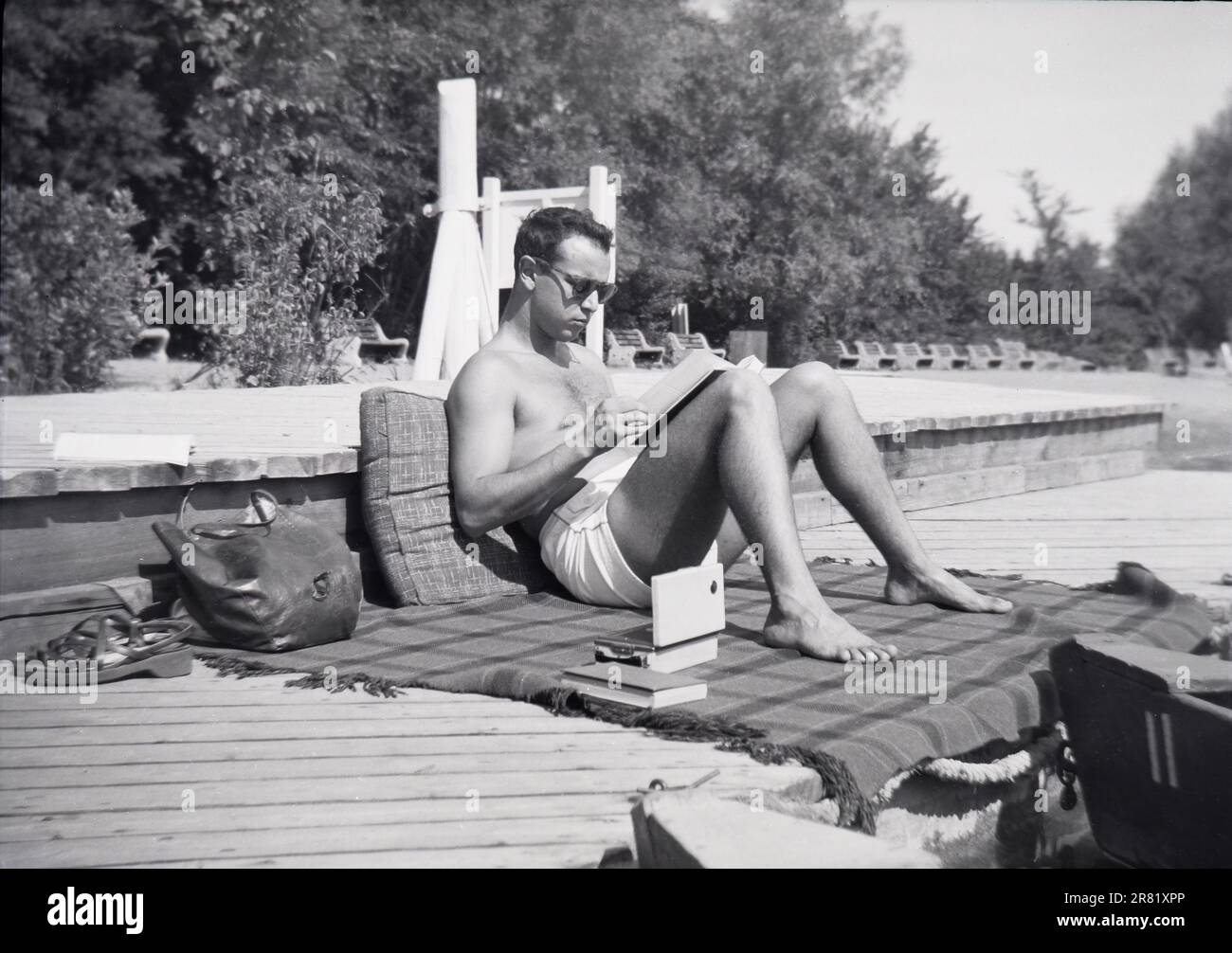 Étudiant 1949 1950 étudiant en lecture par un lac Syracuse University New York NY vintage B&W. Banque D'Images