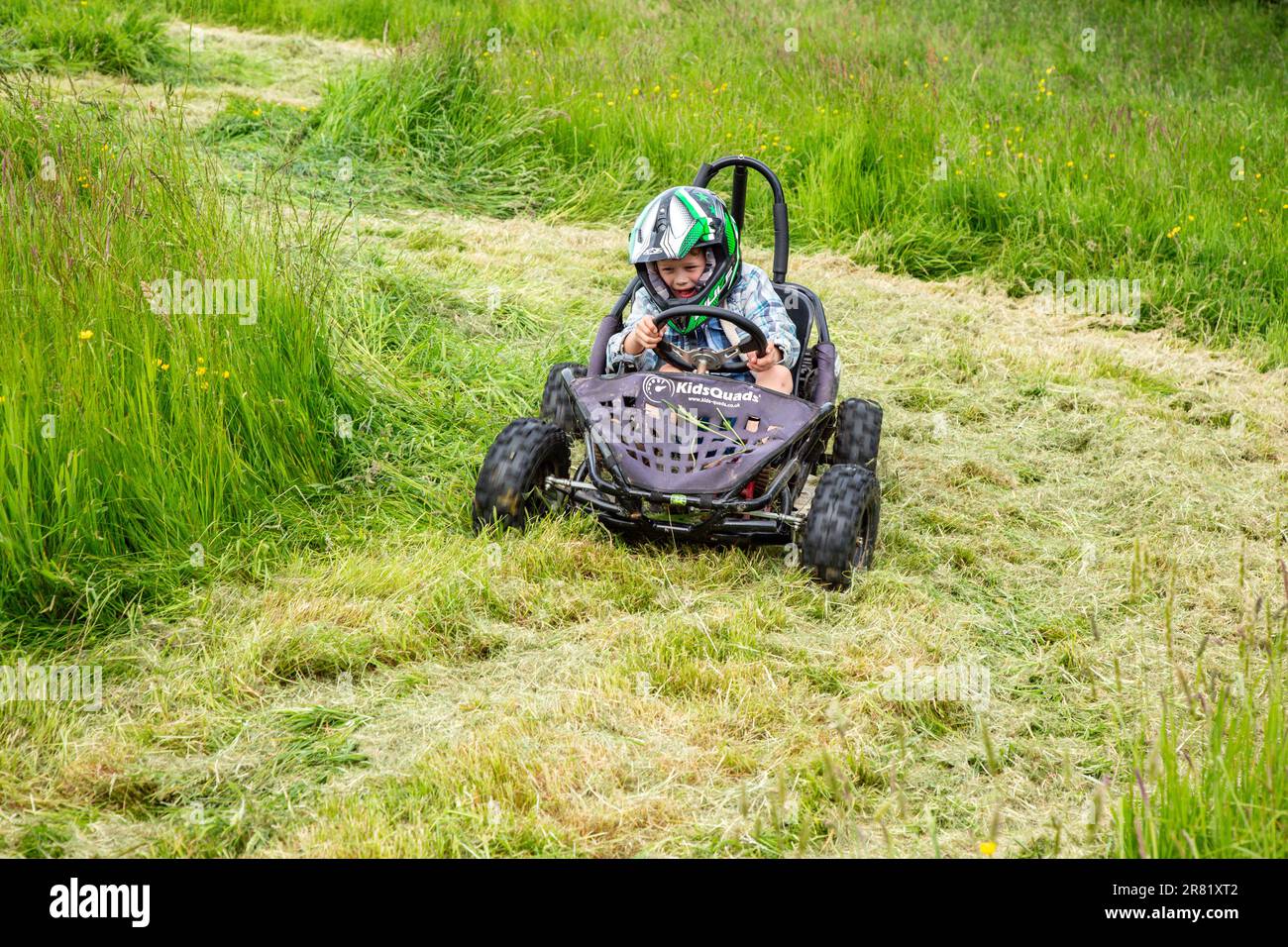 Course de kart électrique autour d'un champ, High Bickington, North Devon, Angleterre, Royaume-Uni. Banque D'Images