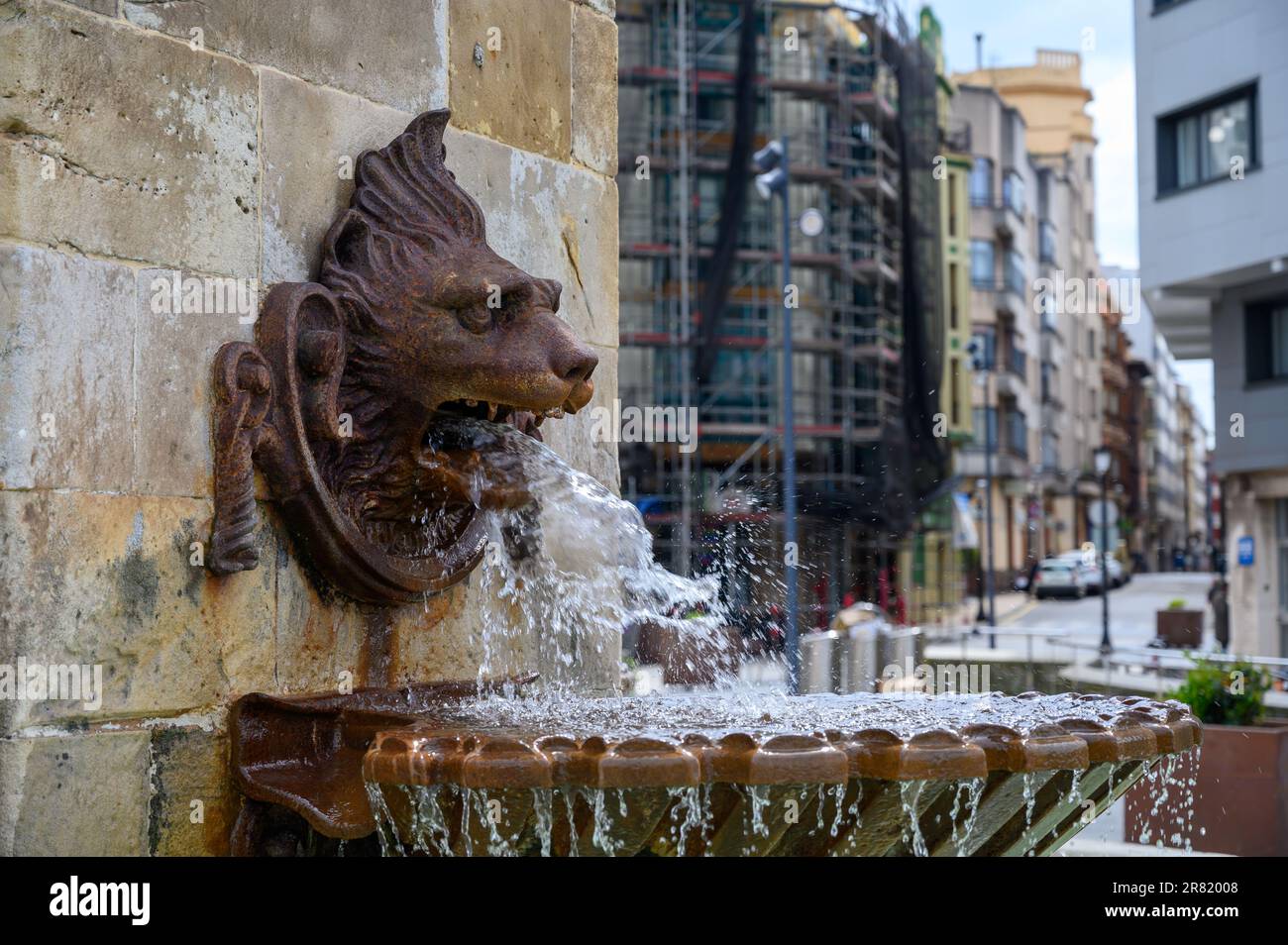 Marche dans la vieille ville partie à Gijon, Asturies, Espagne, vieille fontaine de lion Banque D'Images