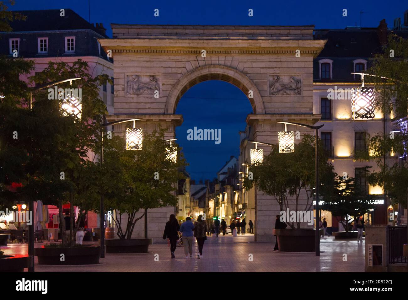 Dijon, France - 15 septembre 2017 : place Darcy et l'arche de Port Guillaume, Dijon. Ville en soirée, arche sans éclairage Banque D'Images