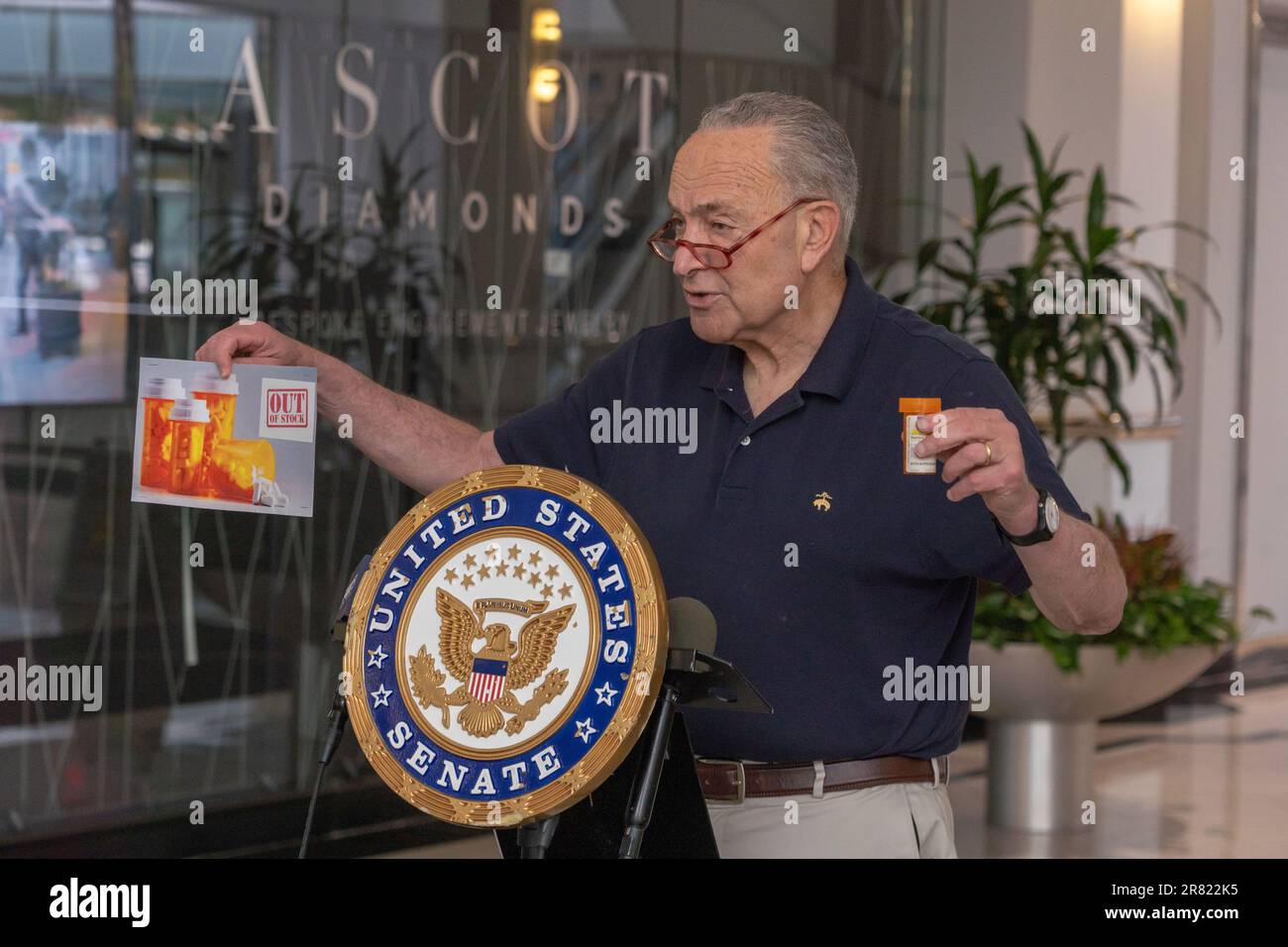 New York, États-Unis. 18th juin 2023. NEW YORK, NEW YORK - JUIN 18 : leader de la majorité au Sénat, États-Unis Le sénateur Chuck Schumer (D-NY) appelle la FDA à activer le plan pour limiter les pénuries de médicaments et appelle le Congrès à adopter une solution législative aux pénuries de 18 juin 2023 à New York. Le sénateur Schumer a déclaré que plus de 295 médicaments essentiels, des médicaments contre le cancer aux médicaments génériques quotidiens nécessaires au traitement de l'asthme et des infections, sont en quantité si courte qu'une crise est à l'horizon et que la pénurie pourrait bientôt commencer à retarder les traitements à travers New York et le pays. Crédit : Ron Adar/Alay Live News Banque D'Images