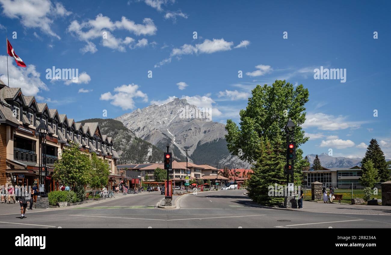 Vue le long de l'avenue Banff vers la montagne Cascade enneigée à Banff, Alberta, Canada, le 4 juin 2023 Banque D'Images