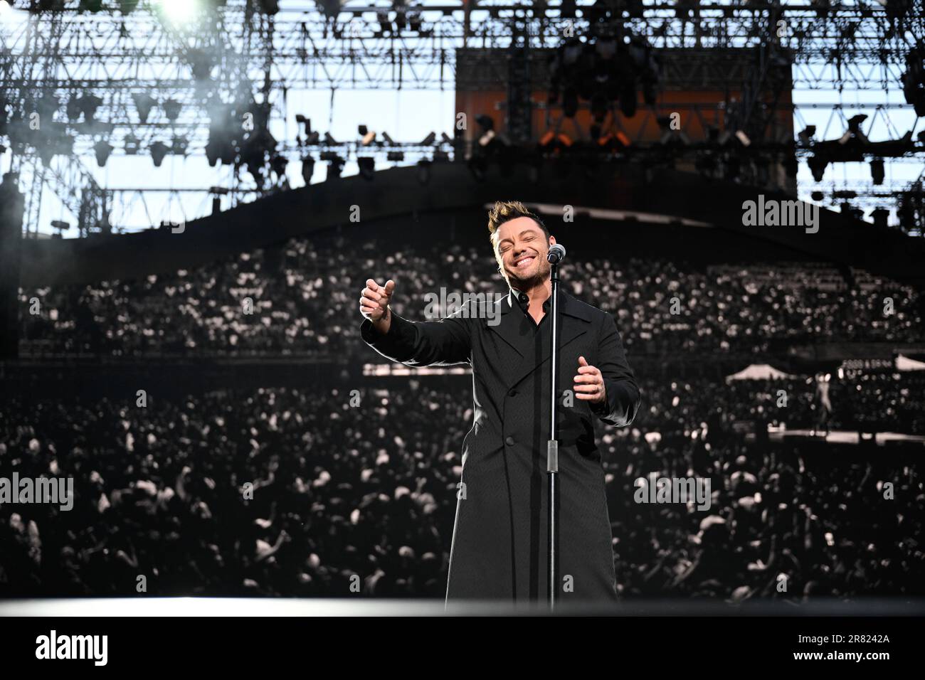 Le chanteur italien Tiziano Ferro joue en direct sur scène au stade San Siro pour la deuxième date italienne de la tournée TZN 2023. Milan (Italie), sur 18 juin 2023. Crédit: Tiziano Ballabio/Alamy Live News Banque D'Images