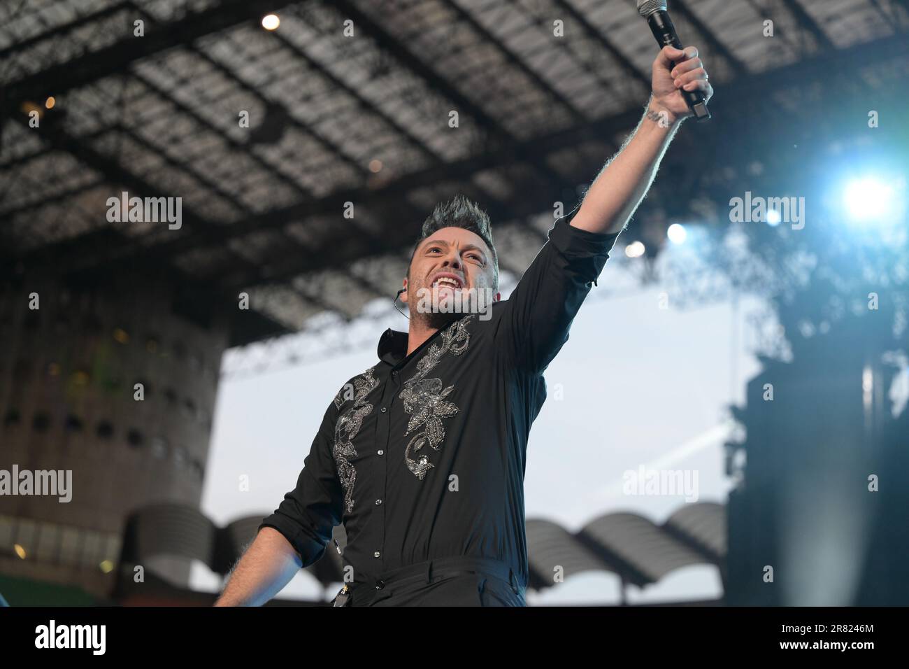 Le chanteur italien Tiziano Ferro joue en direct sur scène au stade San Siro pour la deuxième date italienne de la tournée TZN 2023. Milan (Italie), sur 18 juin 2023. Crédit: Tiziano Ballabio/Alamy Live News Banque D'Images