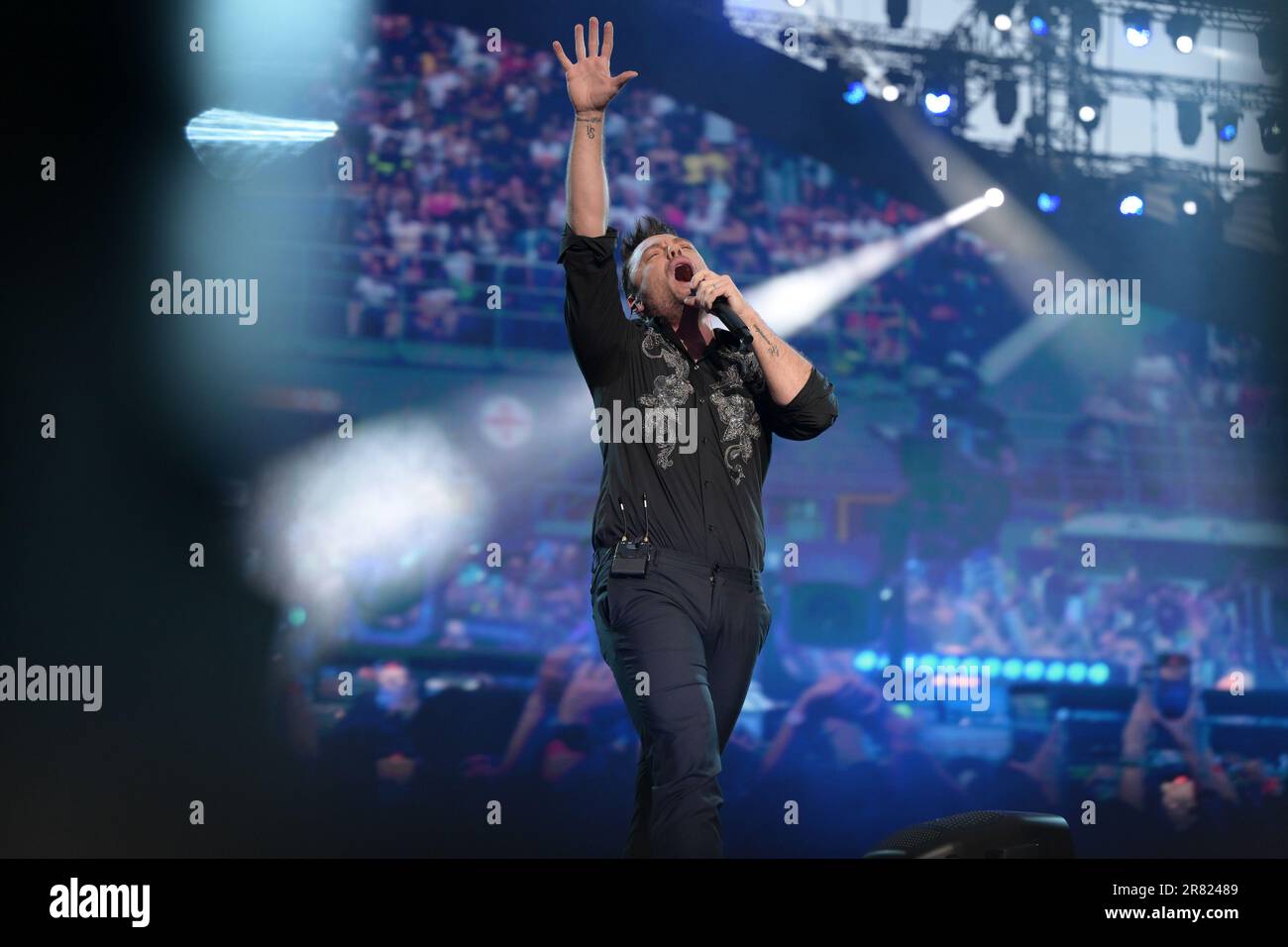 Le chanteur italien Tiziano Ferro joue en direct sur scène au stade San Siro pour la deuxième date italienne de la tournée TZN 2023. Milan (Italie), sur 18 juin 2023. Crédit: Tiziano Ballabio/Alamy Live News Banque D'Images