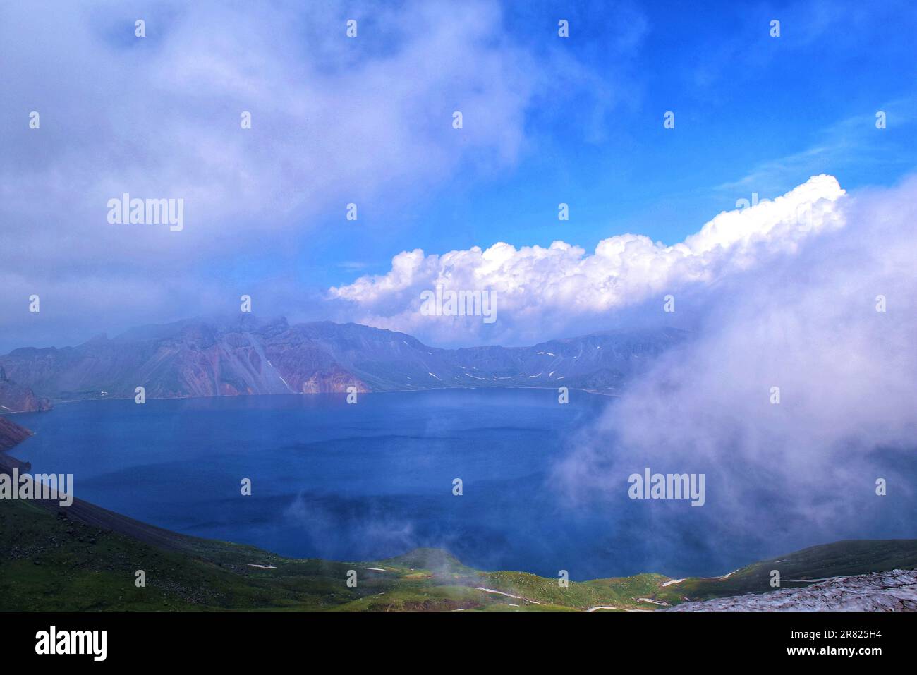 Découvrez la tranquillité dans cette majestueuse scène de nature avec des arbres, un lac, des montagnes, un ciel bleu hypnotisant. Une vue captivante de la nature sauvage intacte Banque D'Images
