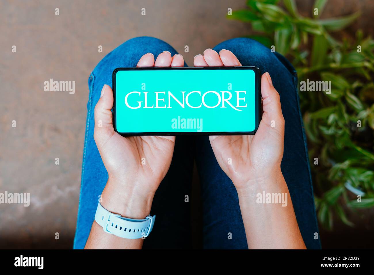 Dans cette illustration, le logo Glencore Xstrata plc s'affiche sur l'écran d'un smartphone. Banque D'Images