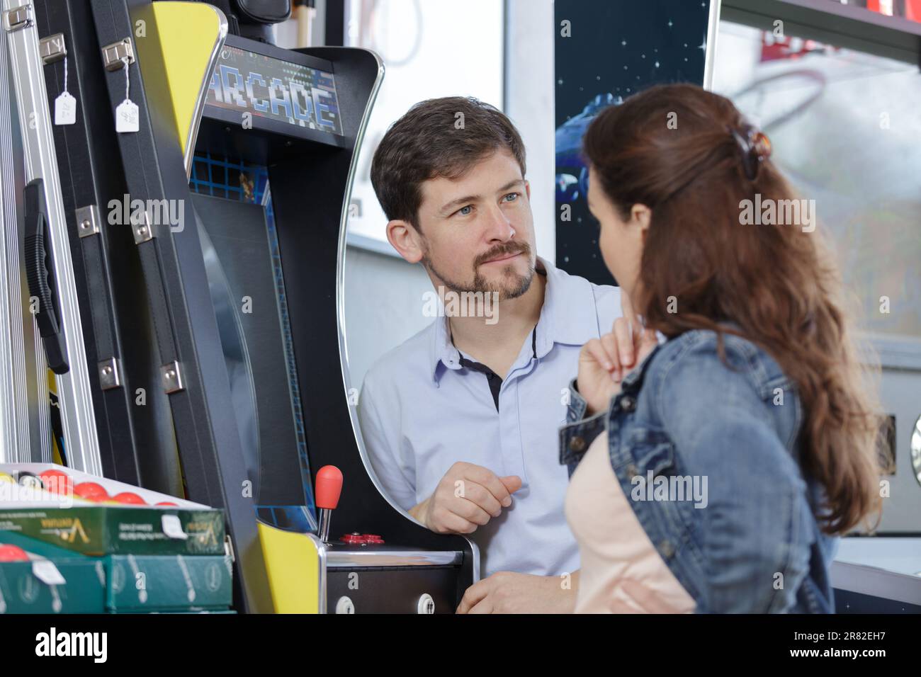 un couple dans une boutique de jeux Banque D'Images