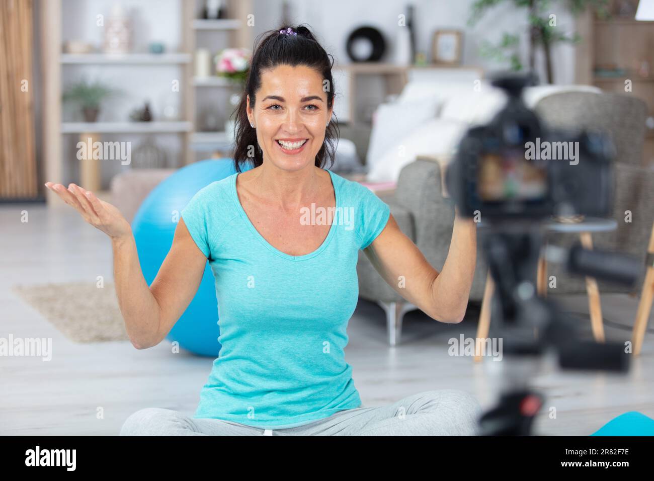 jeune femme blogger enregistrant des vidéos sportives à la maison Banque D'Images