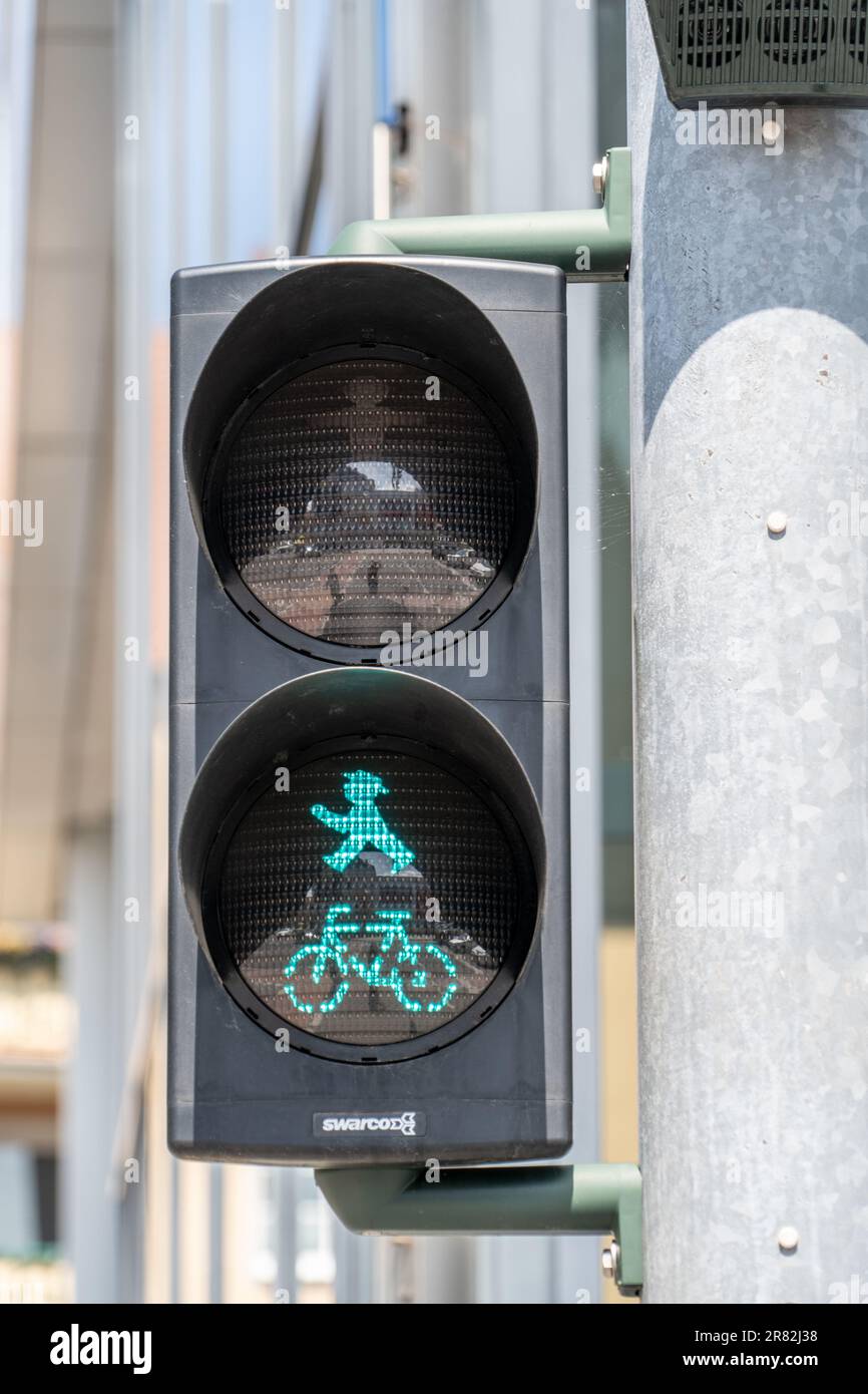 Feu de circulation allemand pour piétons traversant avec symboles piéton et vélo Banque D'Images