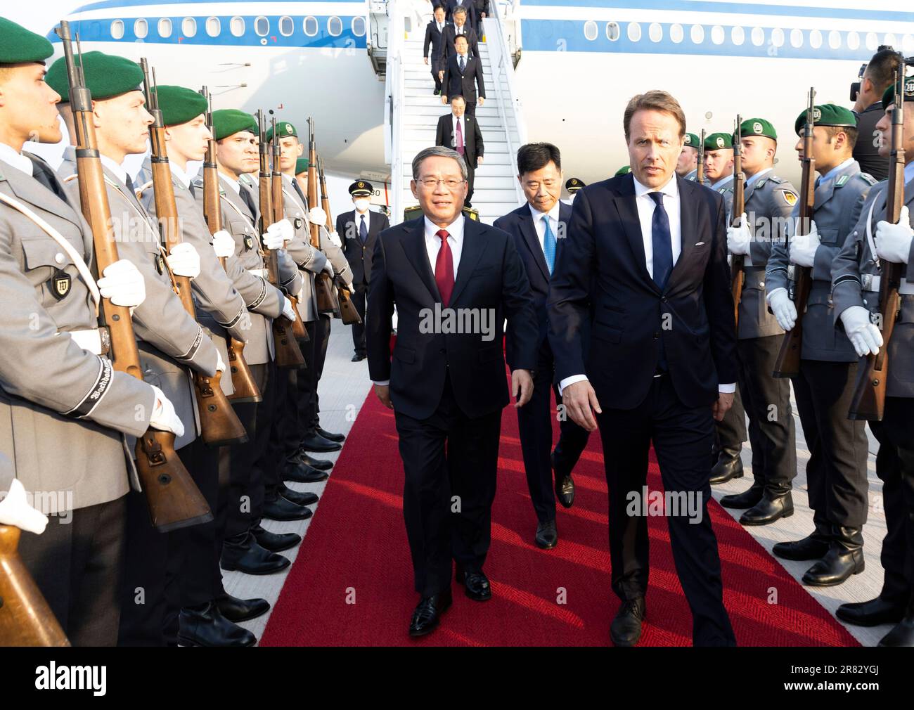 Berlin, Allemagne. 18th juin 2023. Le premier ministre chinois Li Qiang arrive à l'aéroport de Berlin Brandenburg à Berlin, en Allemagne, sur 18 juin 2023. À l'invitation du chancelier allemand OLAF Scholz, Li s'est rendu en Allemagne pour la septième consultation intergouvernementale Chine-Allemagne et une visite officielle. Des gardes d'honneur flanquèrent le tapis rouge et des représentants du gouvernement allemand attendaient à l'aéroport pour l'accueillir. Credit: Huang Jingwen/Xinhua/Alay Live News Banque D'Images