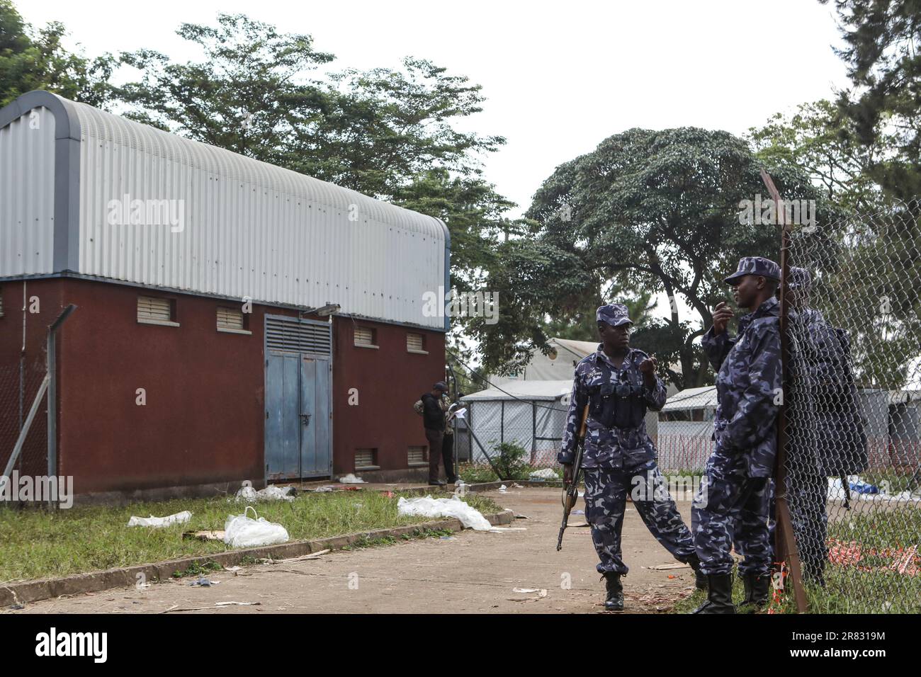 Kasese, Ouganda. 18th juin 2023. Des membres des forces de sécurité gardent à l'extérieur de la morgue de l'hôpital de Bwera, à Mpondwe, en Ouganda, au 18 juin 2023. Le calme est revenu à la ville de Mpondwe, dans le district de Kasese, dans le sud-ouest de l'Ouganda, où les rebelles des Forces démocratiques alliées (ADF) ont tué 41 personnes, pour la plupart des étudiants, a déclaré un fonctionnaire dimanche. Credit: Hajarah Nalwadda/Xinhua/Alamy Live News Banque D'Images