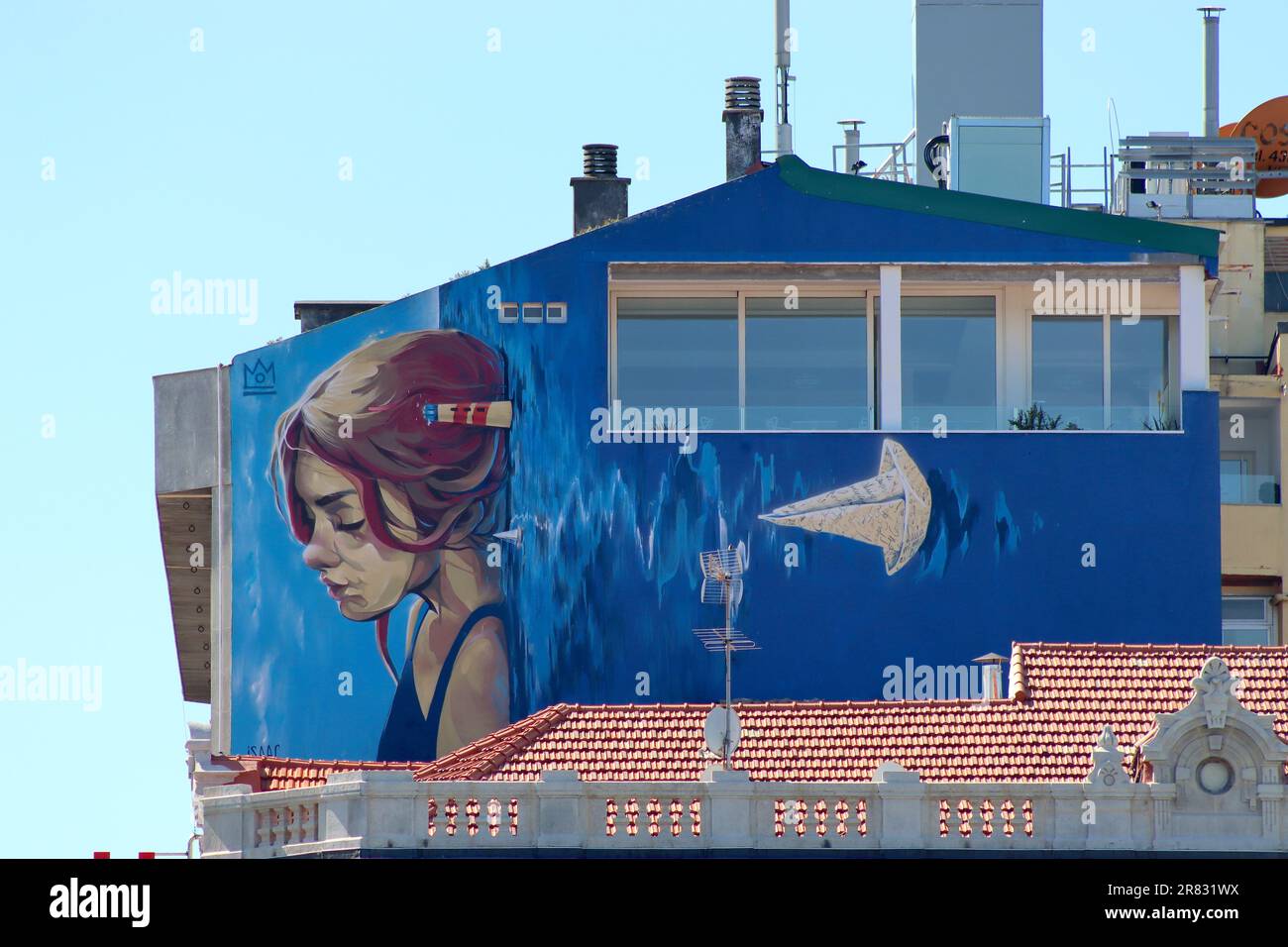 Une grande murale peinte sur un mur d'extrémité de l'Hôtel Ciudad de Vigo, Espagne par l'artiste espagnol Grafitti Isaac Mahow, avril 2023. Banque D'Images