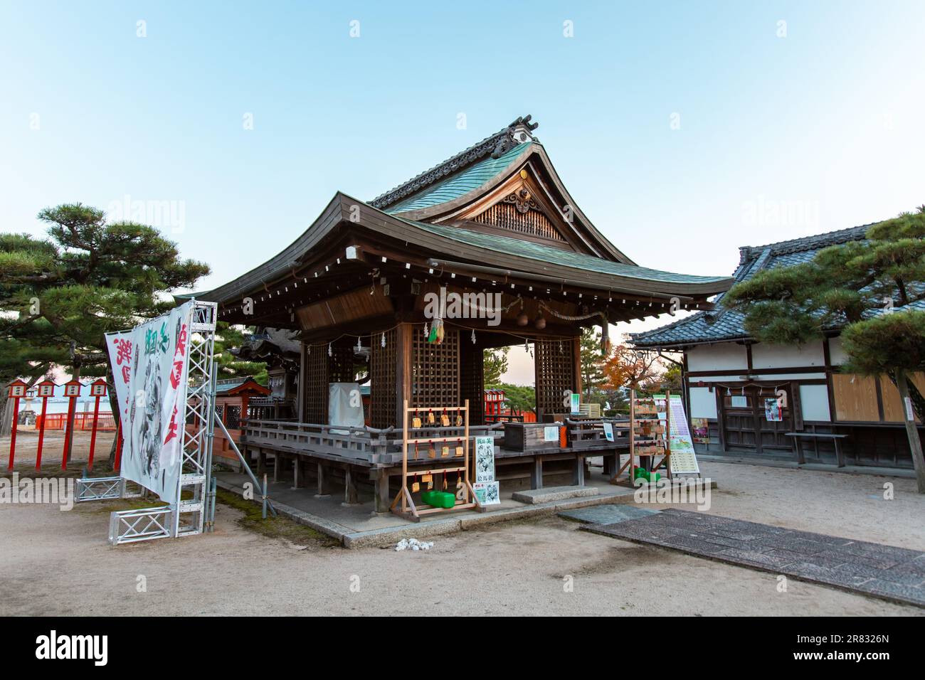 Karasaki Shrine (Karasaki Jinja), l'un des sanctuaires auxiliaires du Hiyoshi Taisha Shrine et connu comme un ancien Jinja construit au 7e siècle, en soirée Banque D'Images