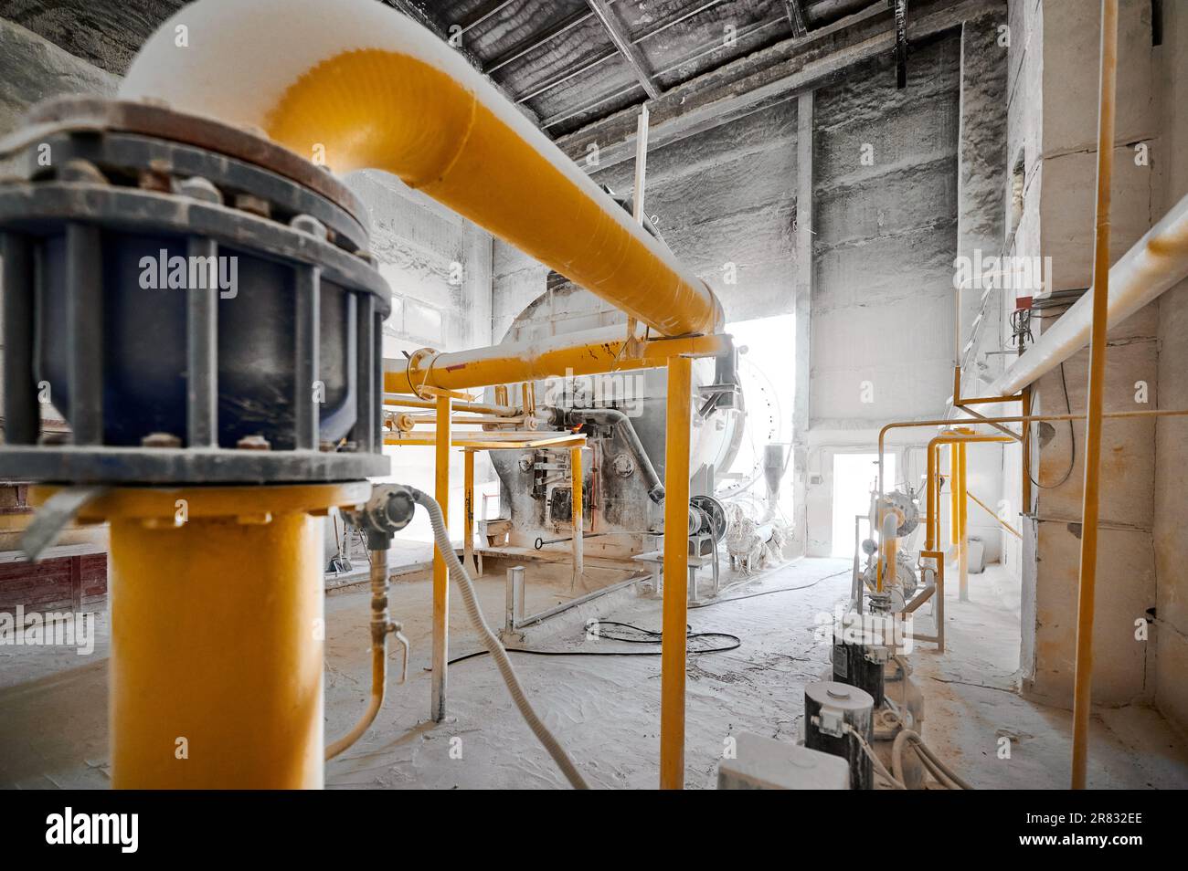 Dispositif de combustion de combustible du four rotatif au complexe de fabrication Banque D'Images