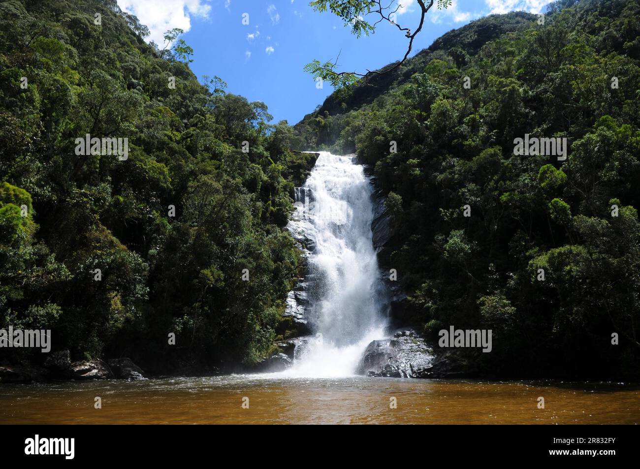 Cascade de Santo Izidro, située dans le parc national de Serra da Bocaina, dans l'État de São Paulo, au Brésil Banque D'Images