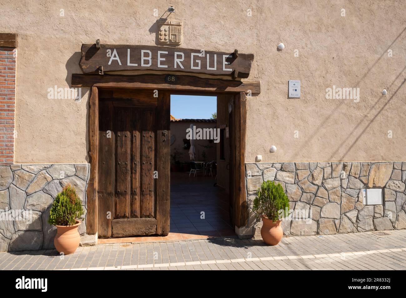 Entrée de l'Albergue Camino Francés dans le village de Santibáñez de Valdeiglesias le long des Camino Frances à Leon, Espagne. Cette ancienne route de t Banque D'Images
