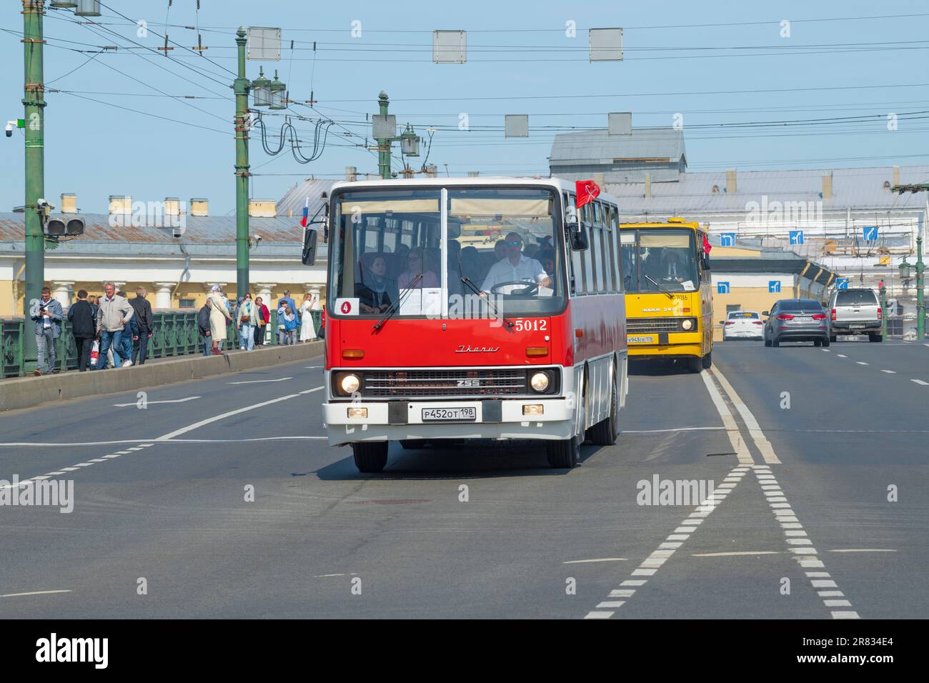 SAINT-PÉTERSBOURG, RUSSIE - 26 MAI 2023 : bus interurbain de l'Ikarus 255,72 sur le défilé de transport rétro. Festival international de transport SPB Transp Banque D'Images