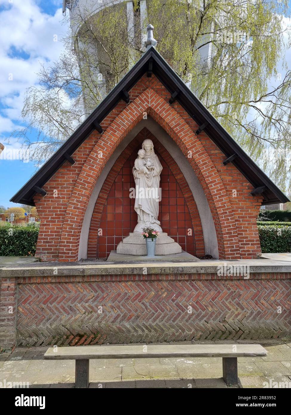 Une statue en marbre de Marie dans un parc Banque D'Images