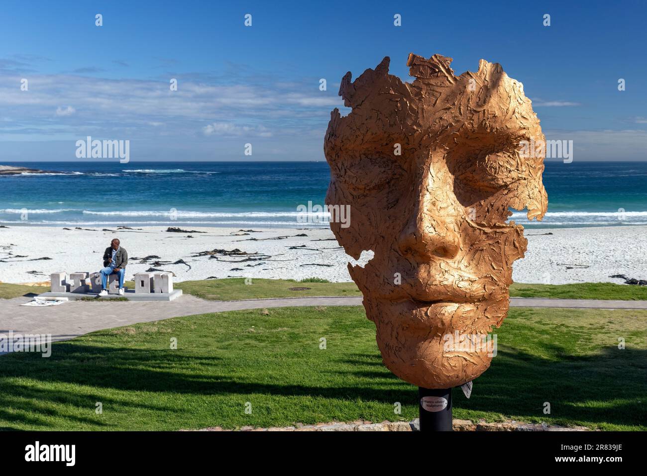 Sculpture en bronze d'un visage de l'artiste Marco Olivier à camps Bay - le Cap, Afrique du Sud Banque D'Images