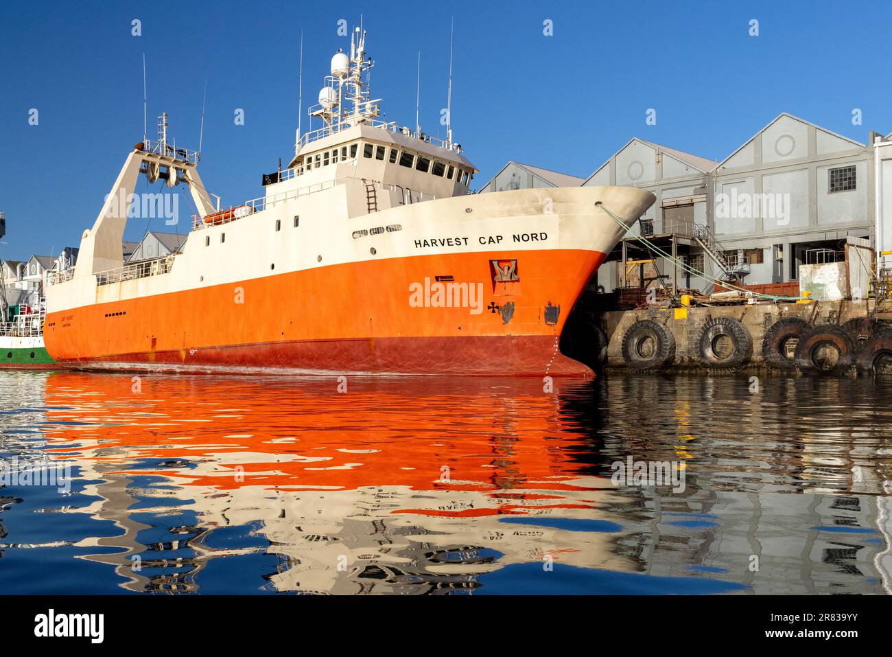 Harvest Cap Nord Trawler dans le port de Table Bay au bord de mer de V&A - le Cap, Afrique du Sud Banque D'Images