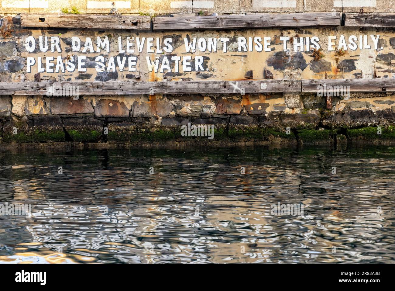 « Le niveau de nos barrages ne va pas augmenter facilement. N'oubliez pas les graffiti au V&A Waterfront - Cape Town, Afrique du Sud Banque D'Images