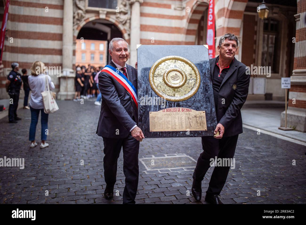 Toulouse, France. 18th juin 2023. Le maire Jean-Luc Doumenc portant le trophée « Bouclier de Brennus » tandis que les joueurs de Toulouse célèbrent avec leurs supporters après avoir remporté le championnat français des 14 meilleurs rugby, sur la place du Capitole à Toulouse, dans le sud-ouest de la France, sur 18 juin 2023. Photo de Timo Clayes/ABACAPRESS.COM crédit: Abaca Press/Alay Live News Banque D'Images