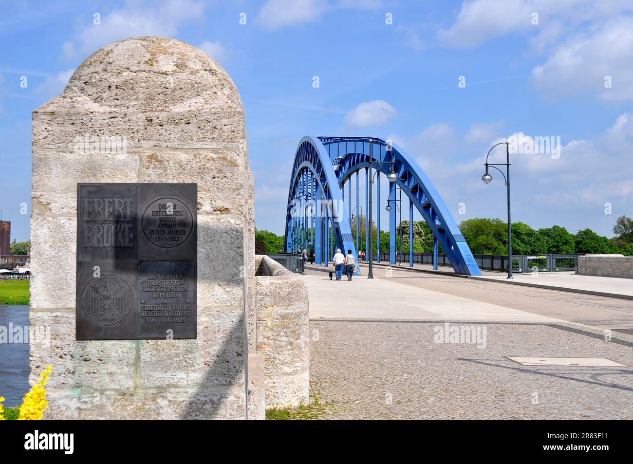 Magdebourg, pont Ebert sur l'Elbe, pierre du souvenir Banque D'Images