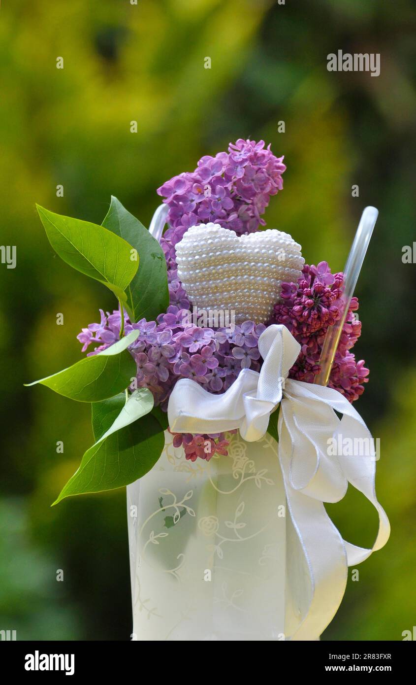 Arrangement de fête des mères en petit sac, bleu lilas avec coeur Banque D'Images