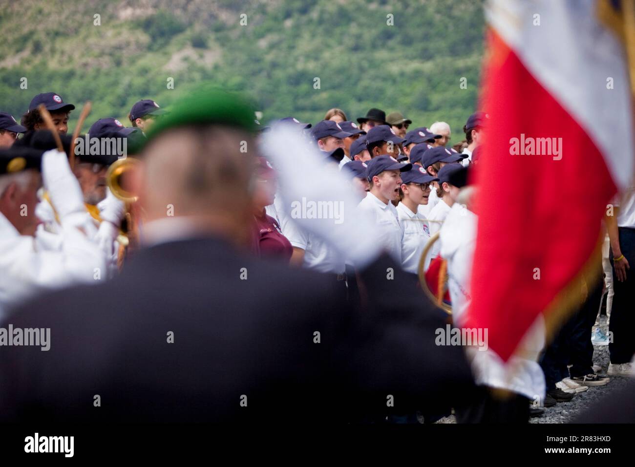 Briançon, France. 18th juin 2023. Les jeunes volontaires du Service civique national chantent l'hymne national français « la Marseillaise », France sur 18 juin 2023. Les jeunes volontaires de la SNU (Service National universel) pour un stage à Ancelle dans les Hautes-Alpes participent à la cérémonie de commémoration du 83rd anniversaire de l'appel de 18 juin 1940 à Briançon. Photo par Thibaut Durand/ABACAPRESS.COM crédit: Abaca Press/Alay Live News Banque D'Images