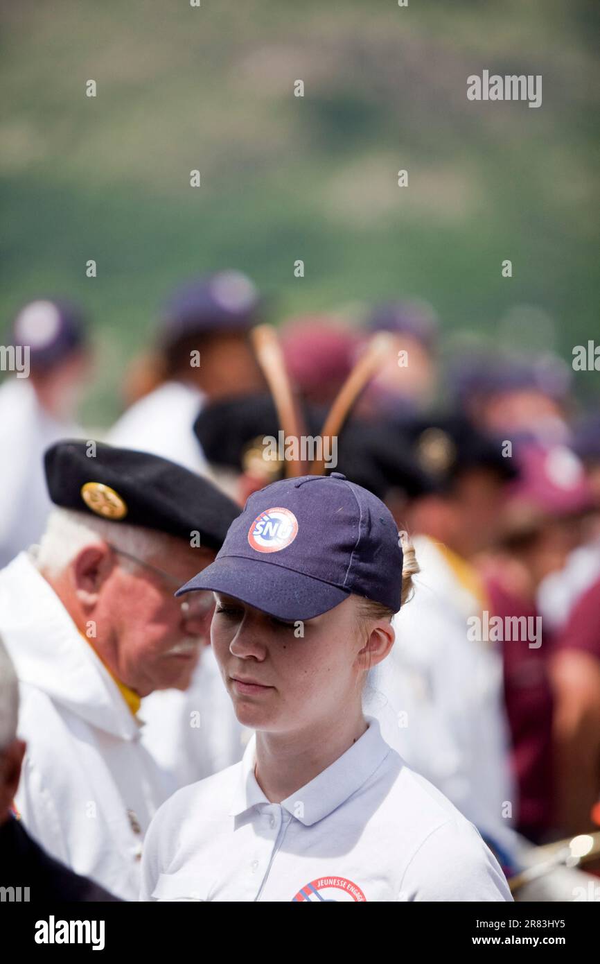 Briançon, France. 18th juin 2023. Un jeune bénévole du Service civique national dépose une couronne de fleurs avec un élu, la France, sur 18 juin 2023. Les jeunes volontaires de la SNU (Service National universel) pour un stage à Ancelle dans les Hautes-Alpes participent à la cérémonie de commémoration du 83rd anniversaire de l'appel de 18 juin 1940 à Briançon. Photo par Thibaut Durand/ABACAPRESS.COM crédit: Abaca Press/Alay Live News Banque D'Images