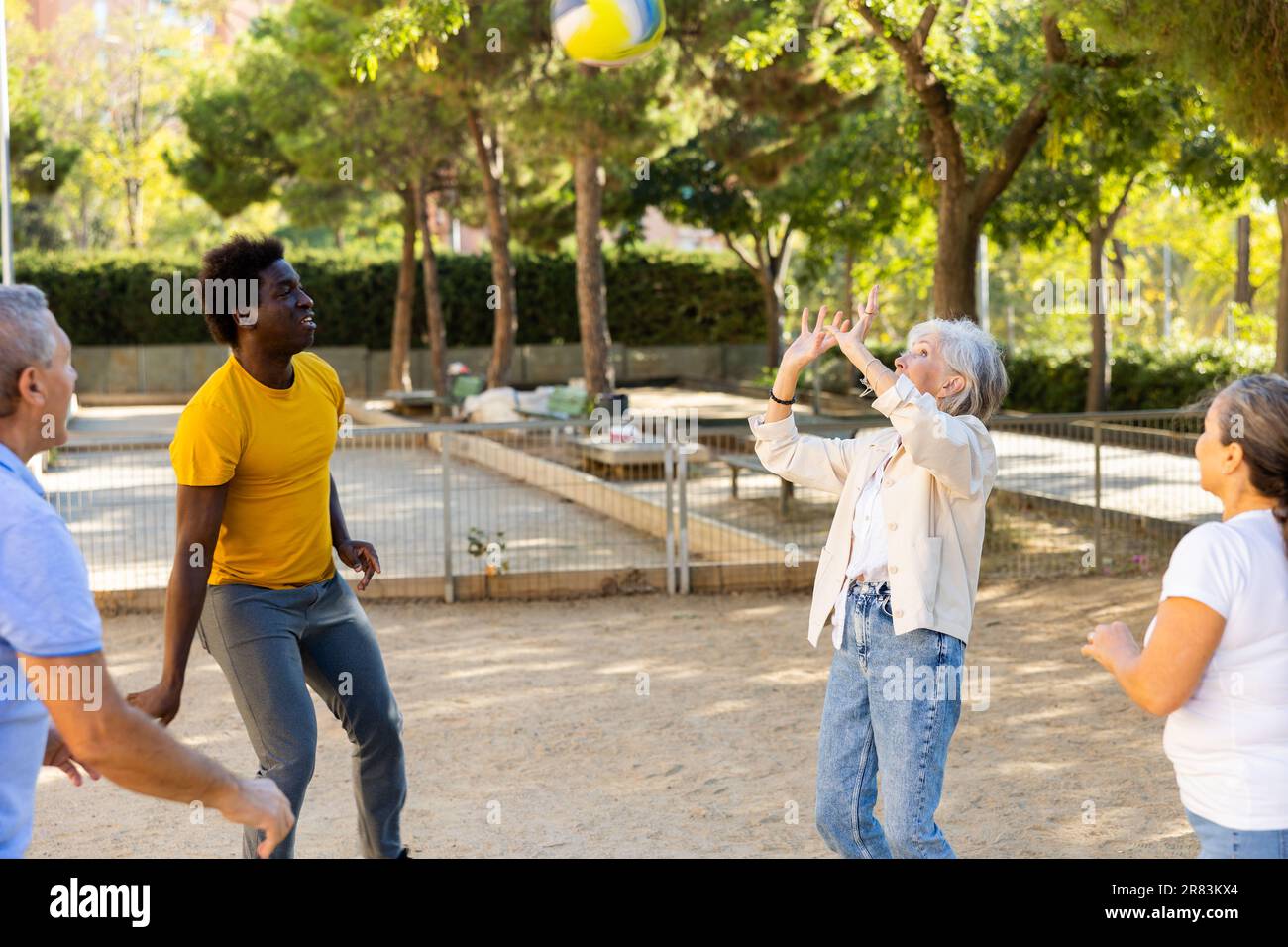 De vieilles multinationales jouent au volley-ball sur une aire de jeux d'été pour les sports au printemps dehors Banque D'Images
