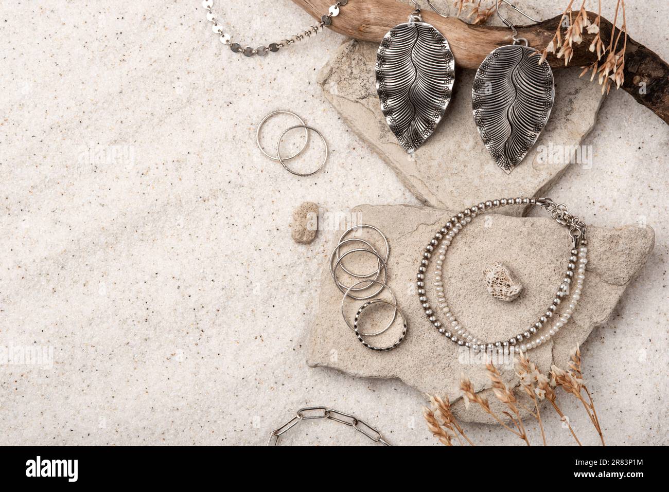 Magnifique bijoux argent et perles sur sable blanc. Différents bijoux -  boucles d'oreilles, bracelets, collier et bagues. Accessoires pour femme  sur un dos naturel Photo Stock - Alamy