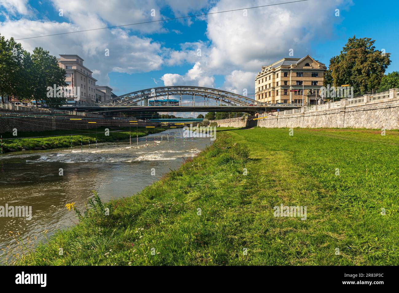 La rivière Ostravel avec la plupart des ponts Sykory de Milose dans la ville d'Ostrava en République Tchèque pendant une belle journée avec le ciel bleu et les nuages Banque D'Images