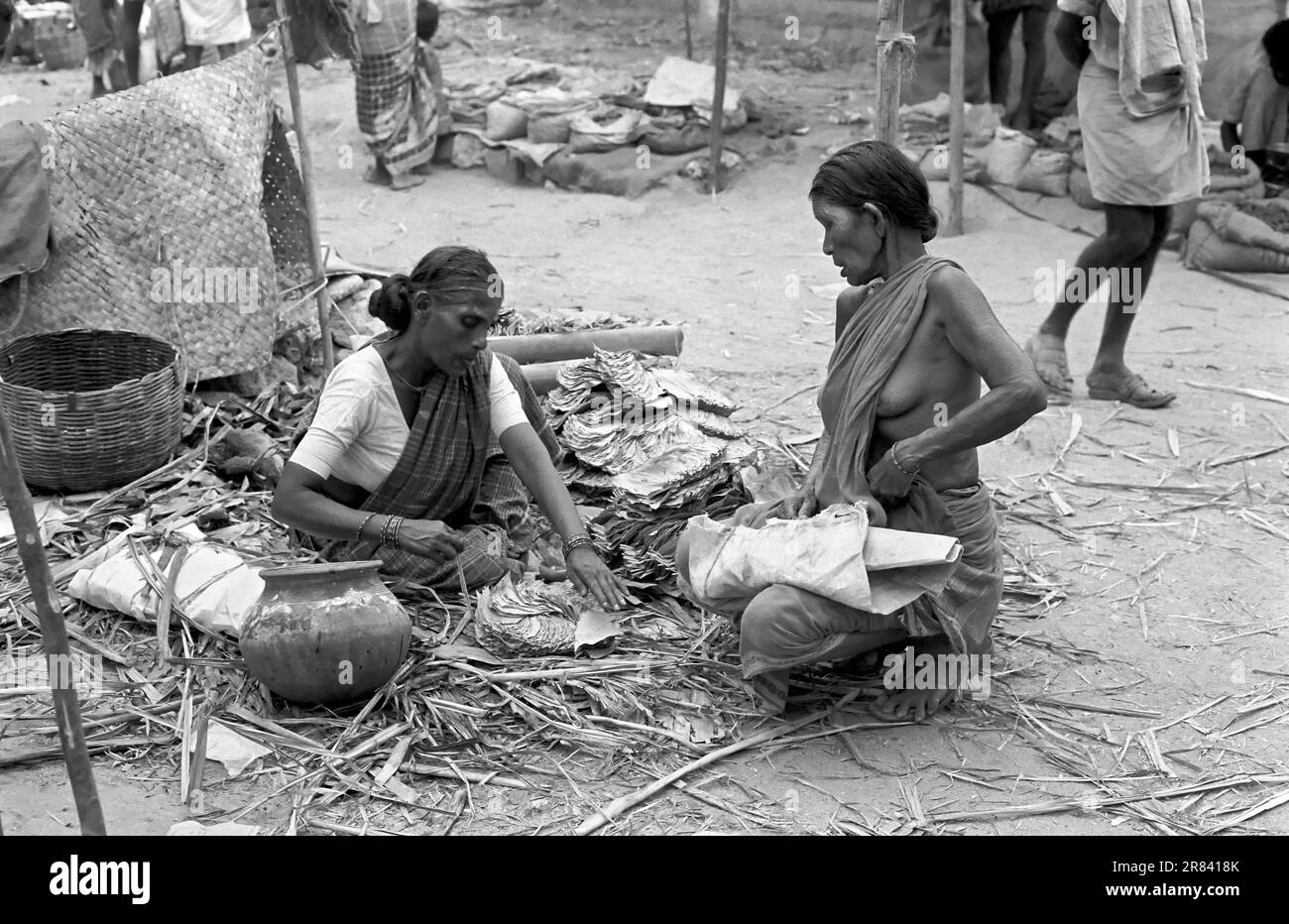 Photo noir et blanc, vendre le bel (Piper betle) laisse dans le marché périodique Thudiyalur, Tamil Nadu, Inde, Asie. Photographié en 1982 Banque D'Images