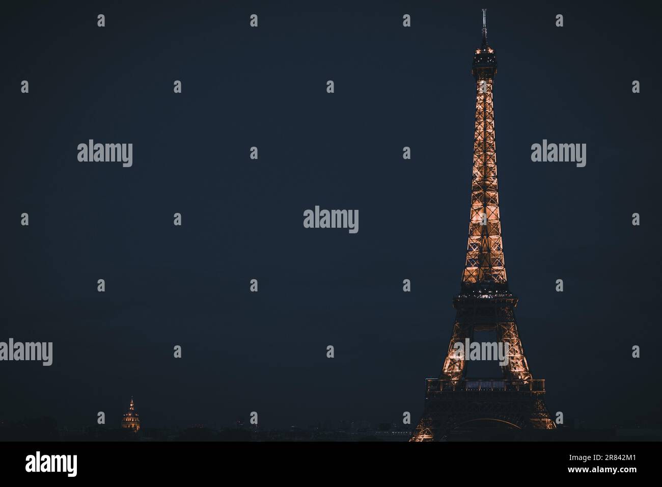Un gros plan de la Tour Eiffel la nuit sous le ciel bleu foncé en France Banque D'Images