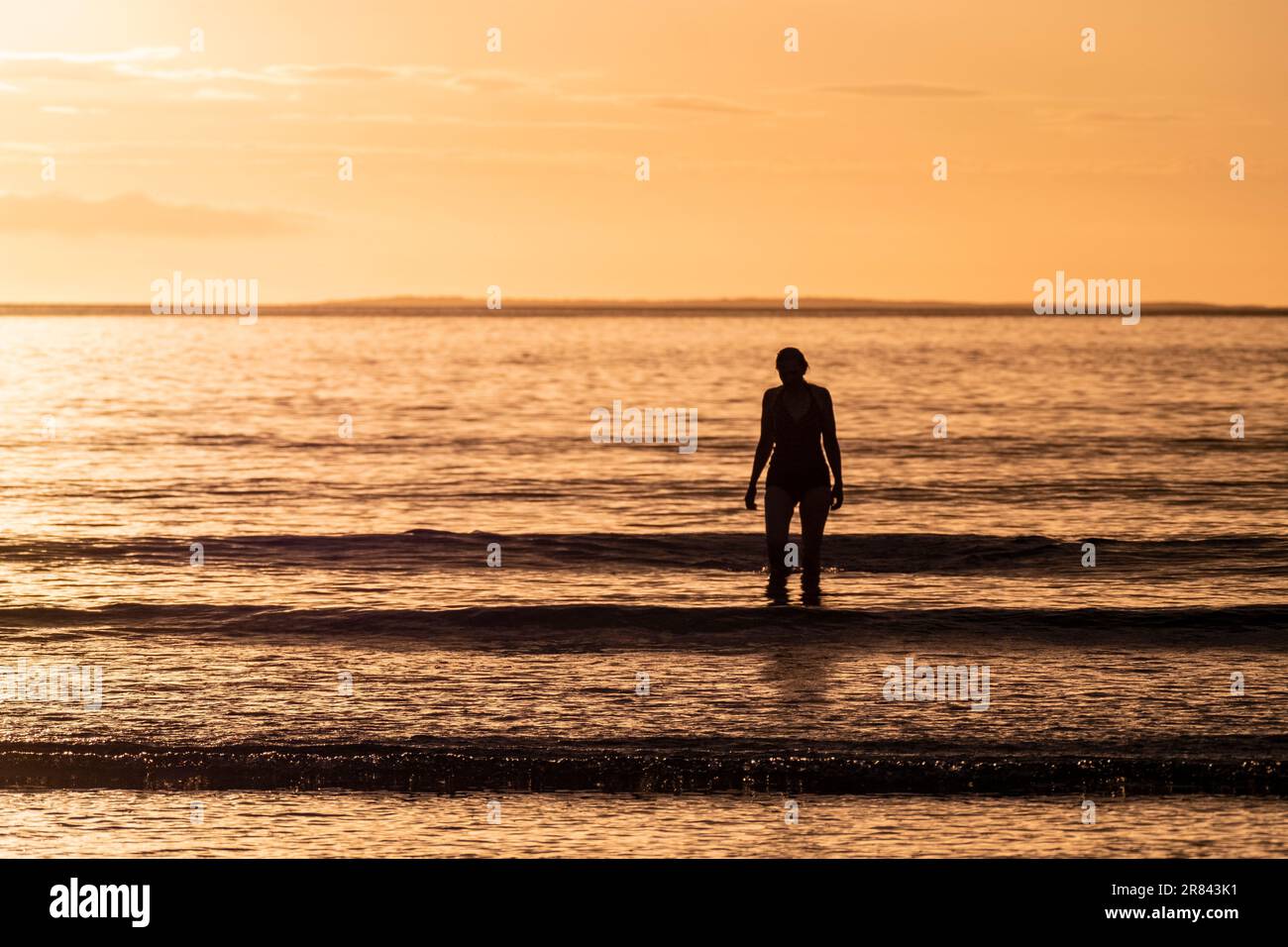 Silhouette de nageuse féminine dans l'océan Atlantique en Irlande. Banque D'Images