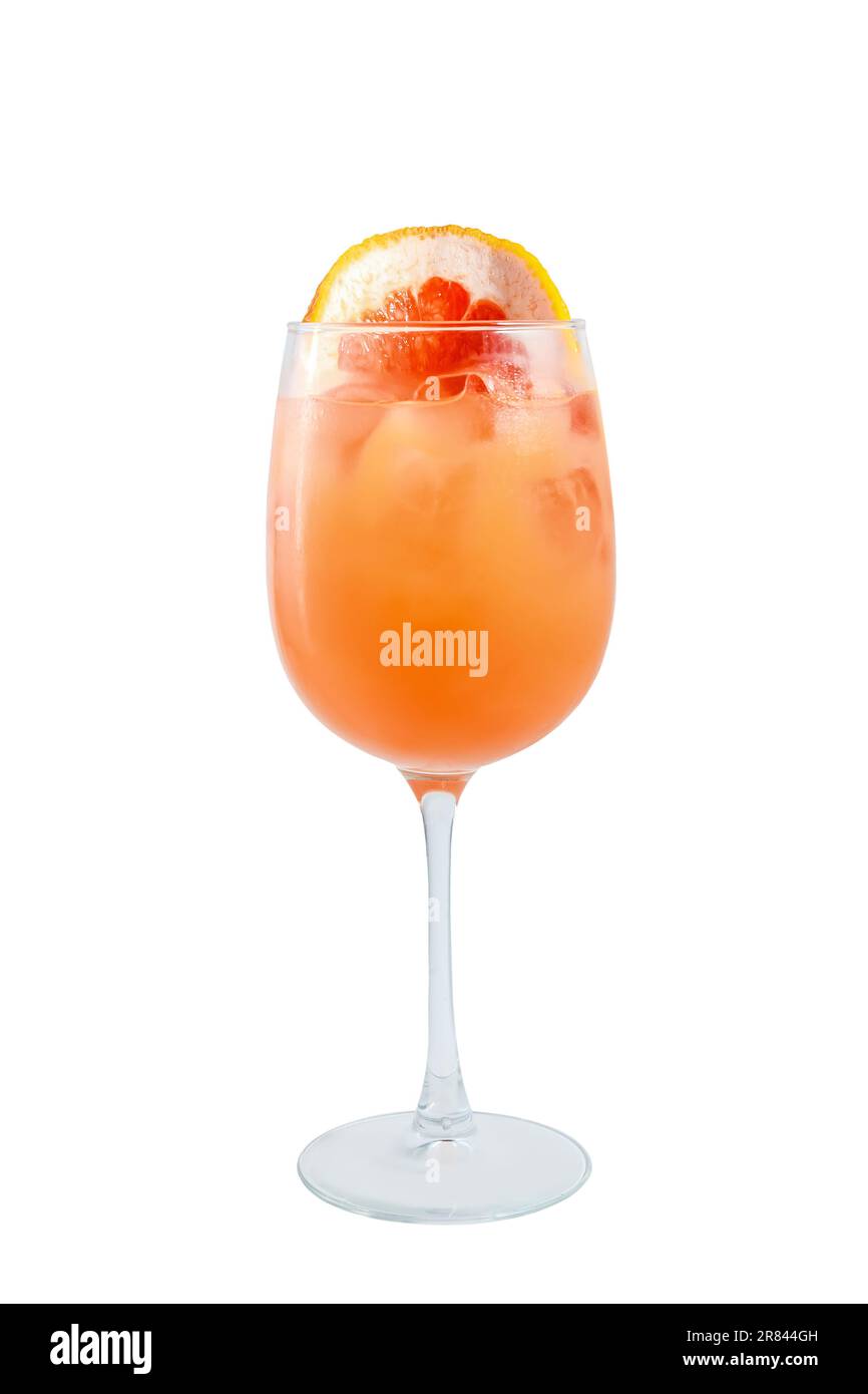 Un cocktail rafraîchissant d'orange et de citron dans un verre, avec le mélange parfait d'alcool et de boissons non alcoolisées. Banque D'Images