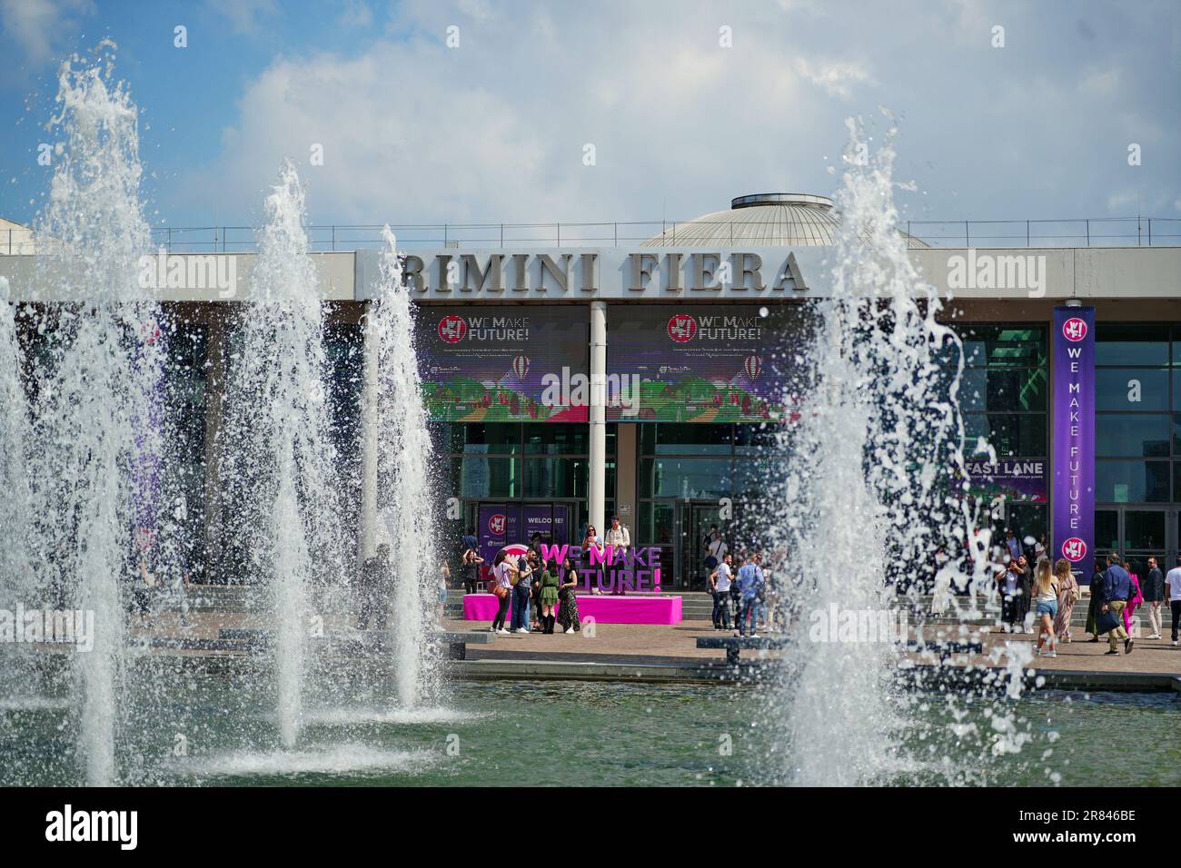 Rimini, Italie - 15 juin 2023 : entrée principale des pavillons de Rimini Fiera, pendant que nous faisons l'avenir. Banque D'Images