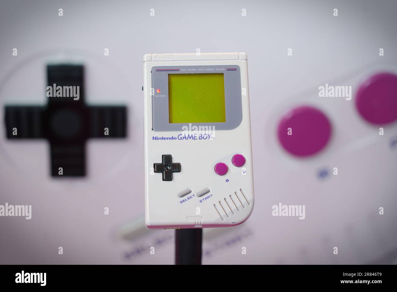 Rimini, Italie - 15 juin 2023 : ancien système Nintendo Gameboy isolé sur fond blanc. Banque D'Images