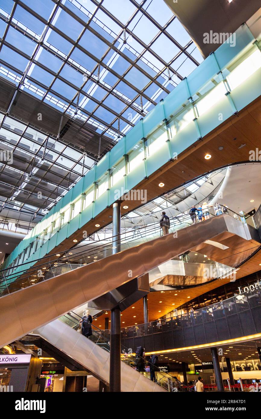 Escaliers mécaniques dans le Landside Center de l'aéroport de Zurich, Suisse Banque D'Images