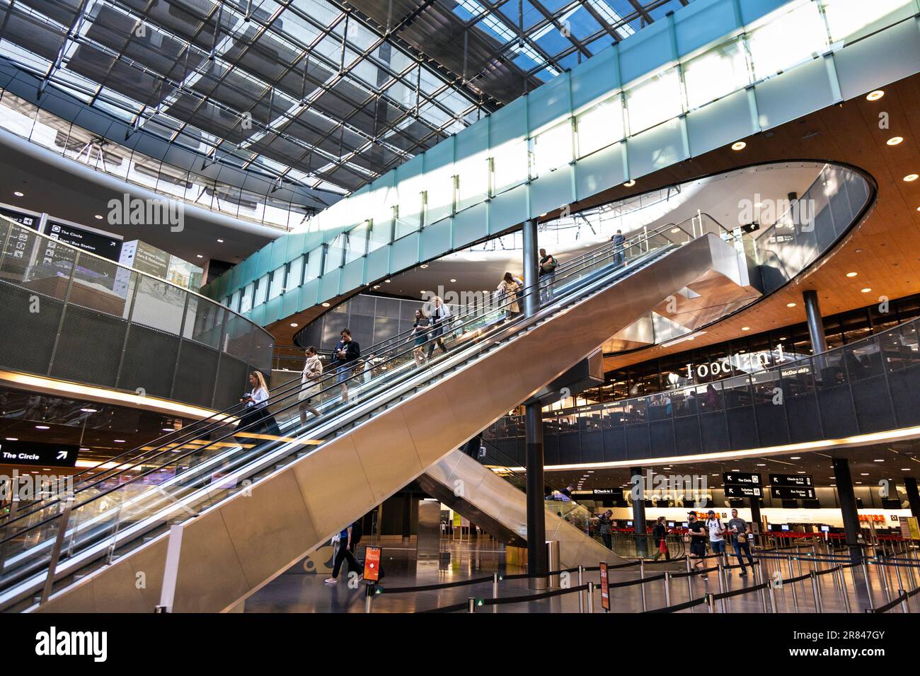 Escaliers mécaniques dans le Landside Center de l'aéroport de Zurich, Suisse Banque D'Images