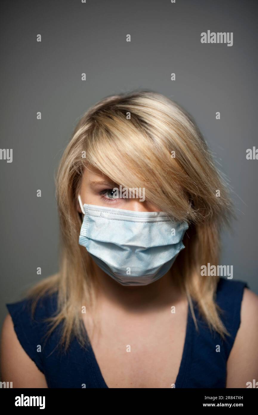 Studio gros plan portrait d'une jeune fille de 12 ans de race blanche portant un masque médical. Banque D'Images